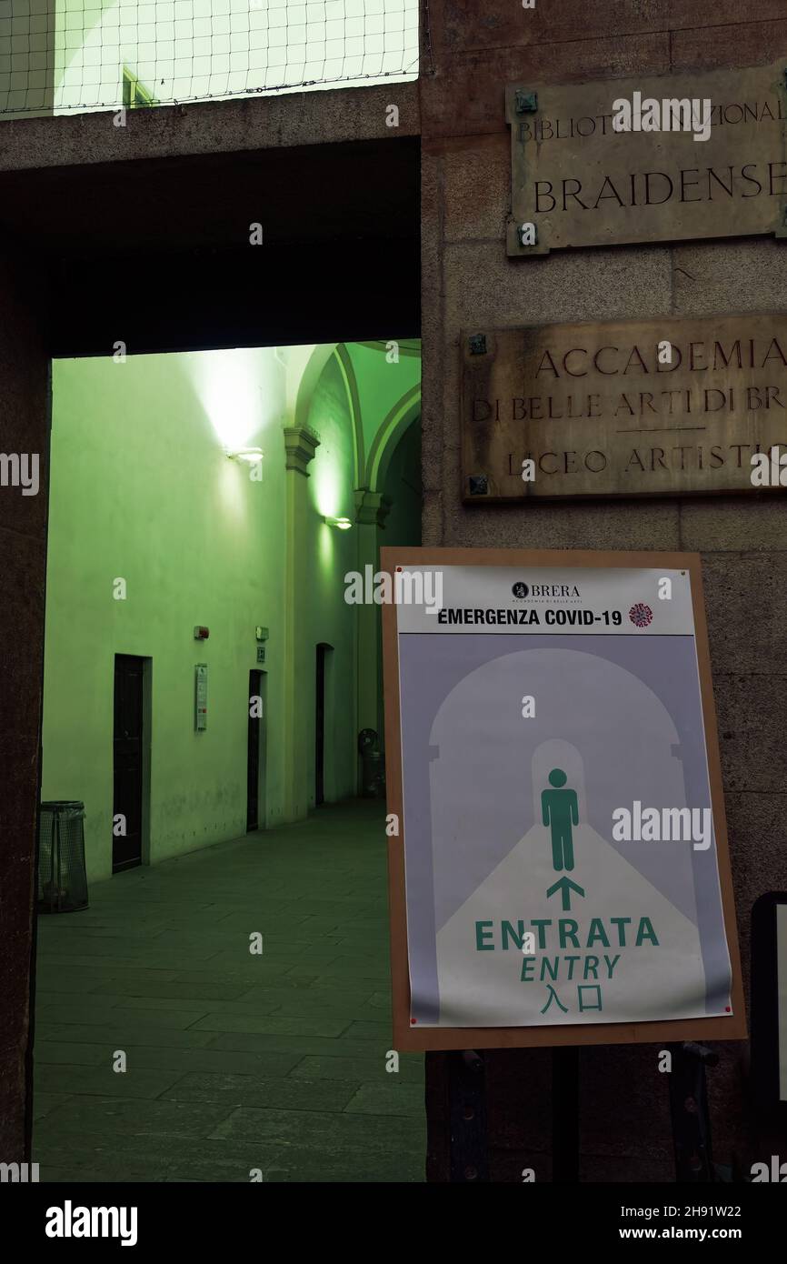 Milán, Italia Covid-19 señal de entrada de emergencia. Vista nocturna del signo de coronavirus en italiano en la Academia Brera. Foto de stock