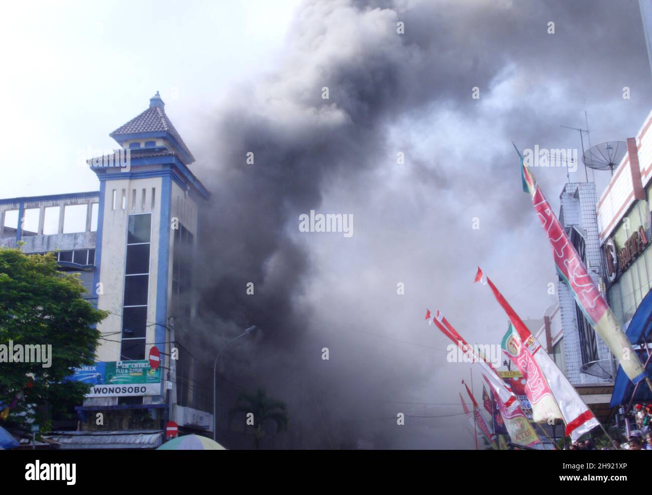 El fuego envuelve un edificio en un mercado tradicional en Indonesia Foto de stock