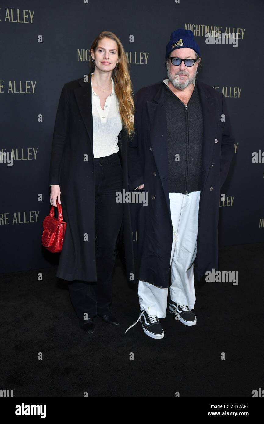 Louise Kugelberg y Julian Schnabel asisten al estreno mundial de 'Nightmare Alley' en Alice Tully Hall, Lincoln Center el 01 de diciembre de 2021 en Nueva York. Foto de stock