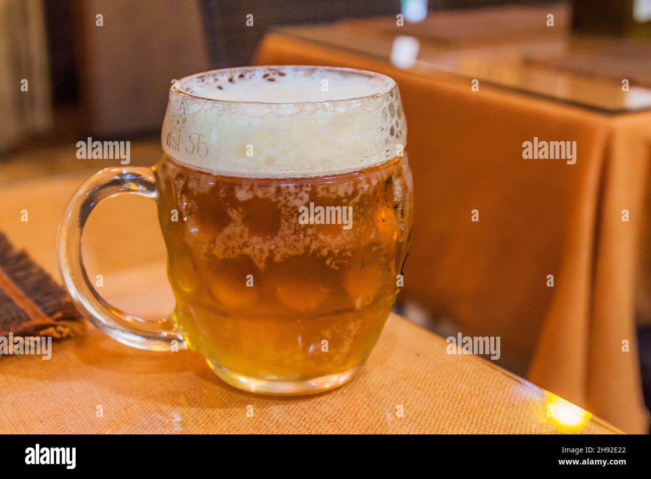 Medio litro de vaso de cerveza Foto de stock