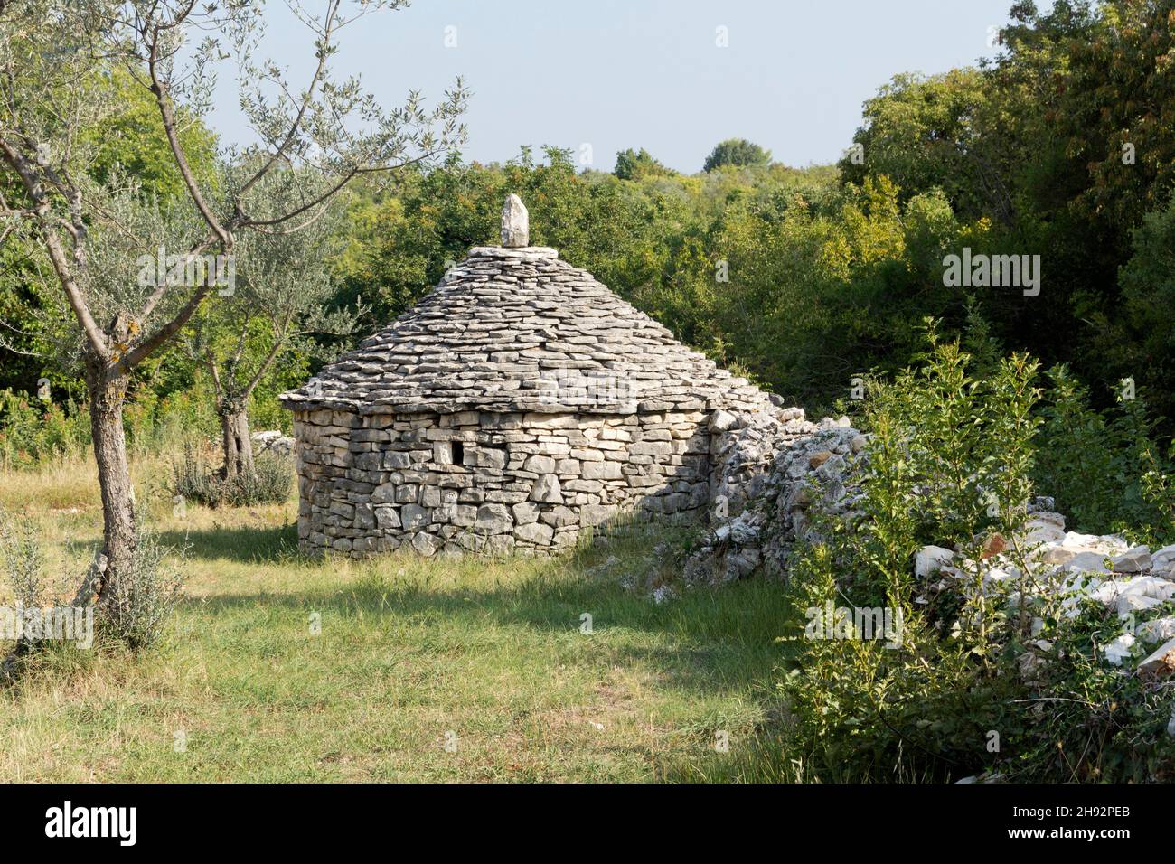 A Kazun es una casa mediterránea nativa con techo cónico. La casa está construida de piedra seca sin ningún otro material. Se utiliza como refugio o Foto de stock