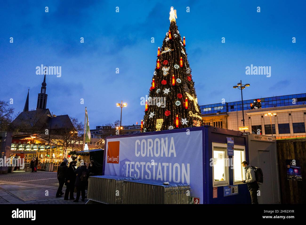 Dortmund, 3.12.2021: Corona-Teststation vor dem weltweit größten Weihnachtsbaum auf dem Dortmunder Weihnachtsmarkt 2021, der wegen der Corona-Pandemie in der vierten Welle unter 3G-Maßnahmen (geimpft, genesen und getestet) durchgeführt wird Foto de stock