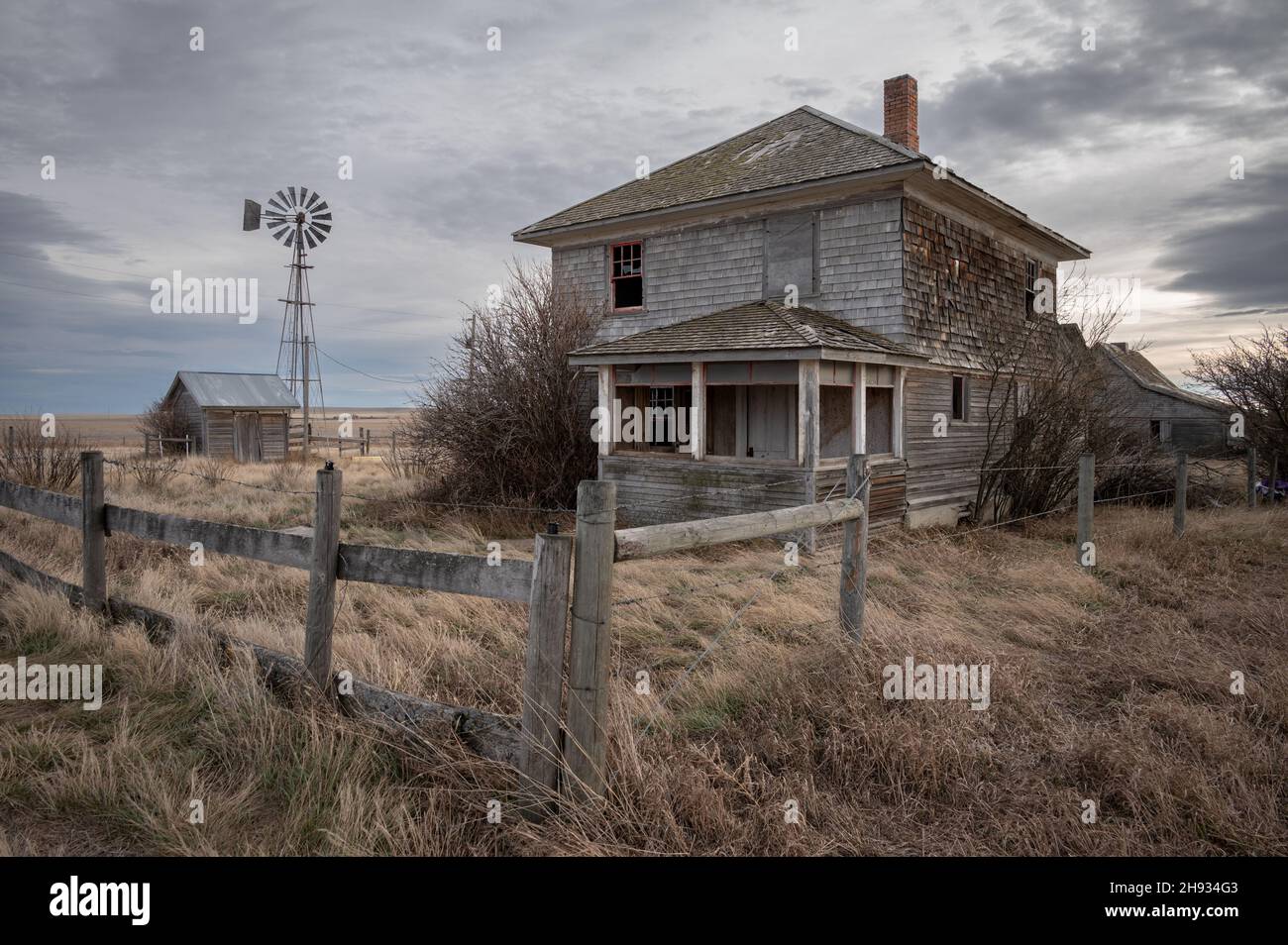 Granja abandonada en alberta rural Canadá con cielos nublados Foto de stock