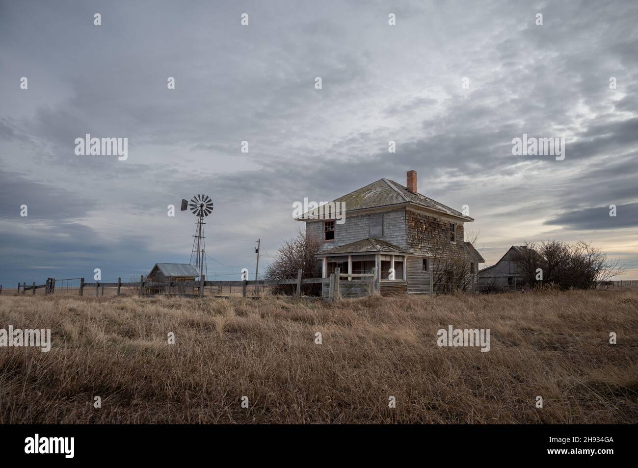 Granja abandonada en alberta rural Canadá con cielos nublados Foto de stock