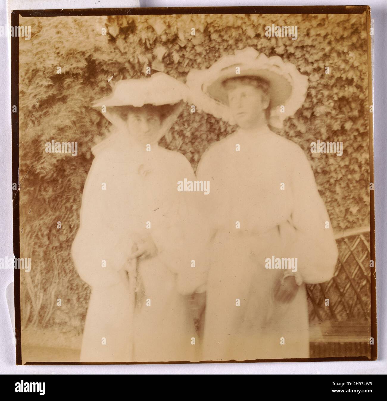 La vendimia se desvaneció fuera de foco fotografía de dos mujeres en vestidos blancos, inglés, anónimo, 1910s Foto de stock