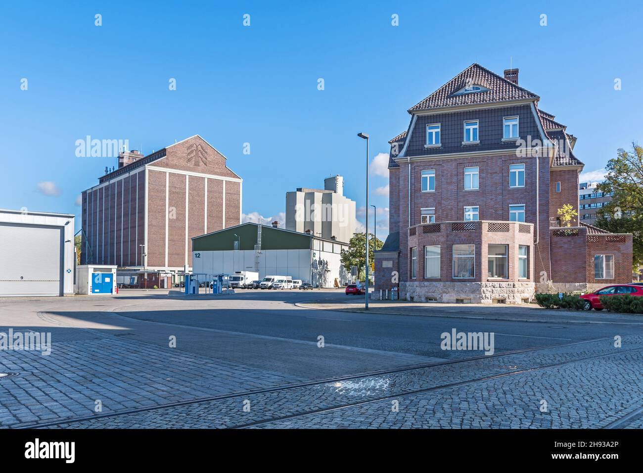 Berlín, Alemania - 6 de octubre de 2021: Westhafen puerto BEHALA, puerto interior y operador del centro de carga trimodal con el antiguo almacén y administrati Foto de stock