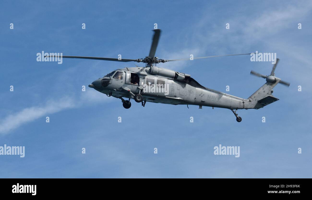211202-N-KM072-004 KEY WEST, Fla. (Dic 2, 2021) Los Raiders Marinos de la Unidad K-9 del Mando de Operaciones Especiales de las Fuerzas del Cuerpo de Infantería de Marina (MARSOC), junto con el equipo de Búsqueda y Rescate de la Estación Aérea Naval de Key West, conducen los lanzamientos de helicópteros de Fleming Key durante el entrenamiento de manipuladores de caninos multiuso del Comando de Operaciones Especiales. La Estación Aérea Naval Key West es la instalación de última generación para aviones de combate de todos los servicios militares, proporciona apoyo de clase mundial en forma de pierside a los buques navales estadounidenses y extranjeros, y es el principal centro de entrenamiento para operaciones militares de superficie y subsuperficie. (EE.UU Na Foto de stock