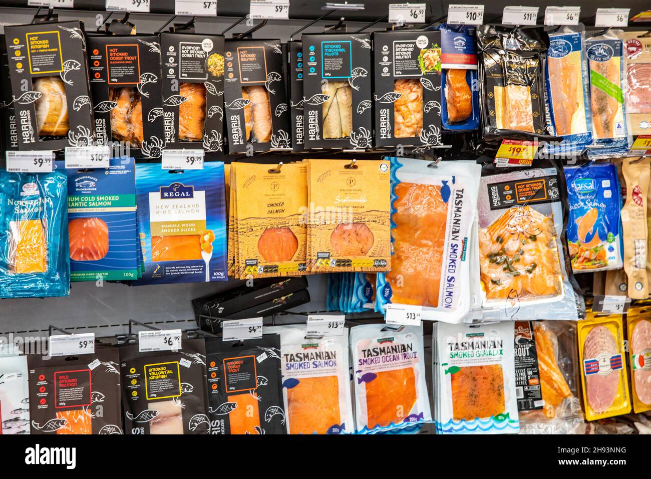 Salmón ahumado, gravlax y trucha oceánica en venta en una sección