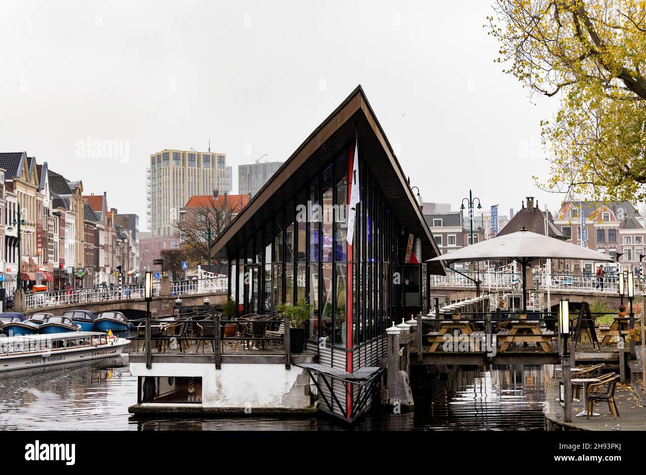 Vlot Grand Cafe en las aguas del río Rin en Prinsessekade en un día nublado de otoño en Leiden, Países Bajos. Foto de stock