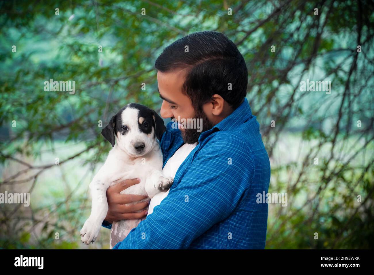 imágenes de cachorro de perro callejero indio con el hombre Foto de stock