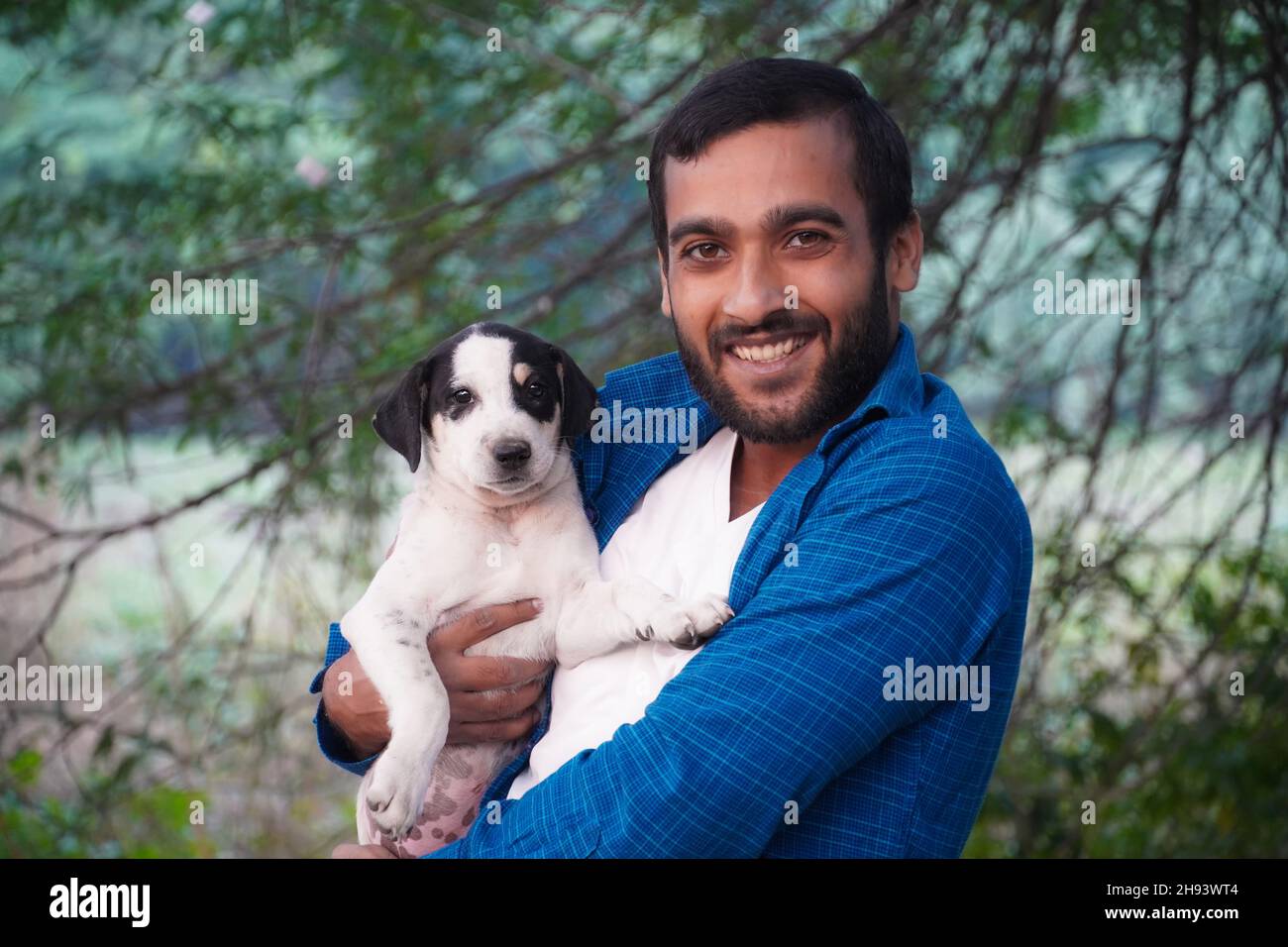 imágenes de cachorro de perro callejero indio con el hombre Foto de stock