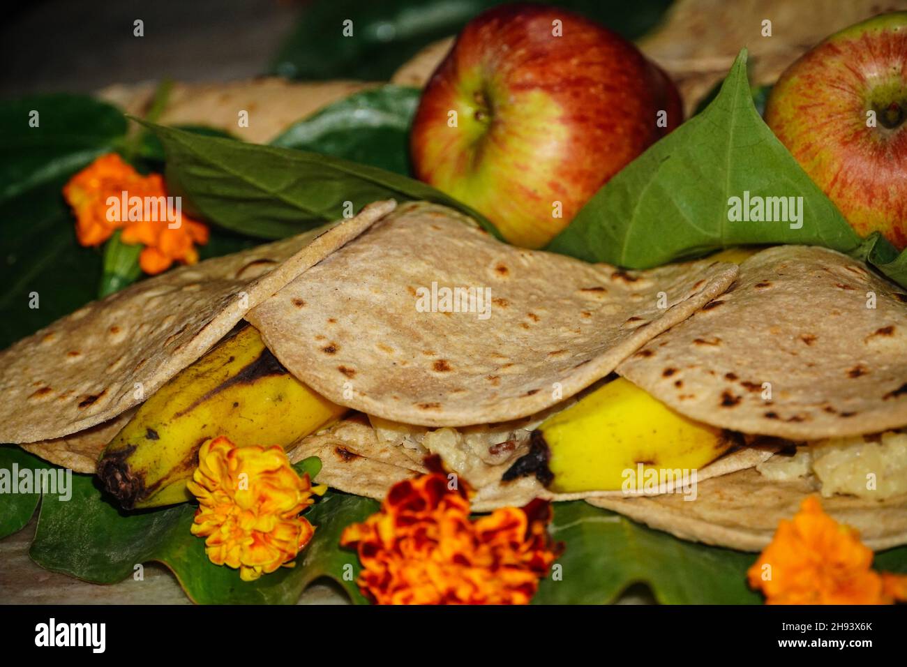 imágenes indias de pooja con alimentos afrutados y más Foto de stock