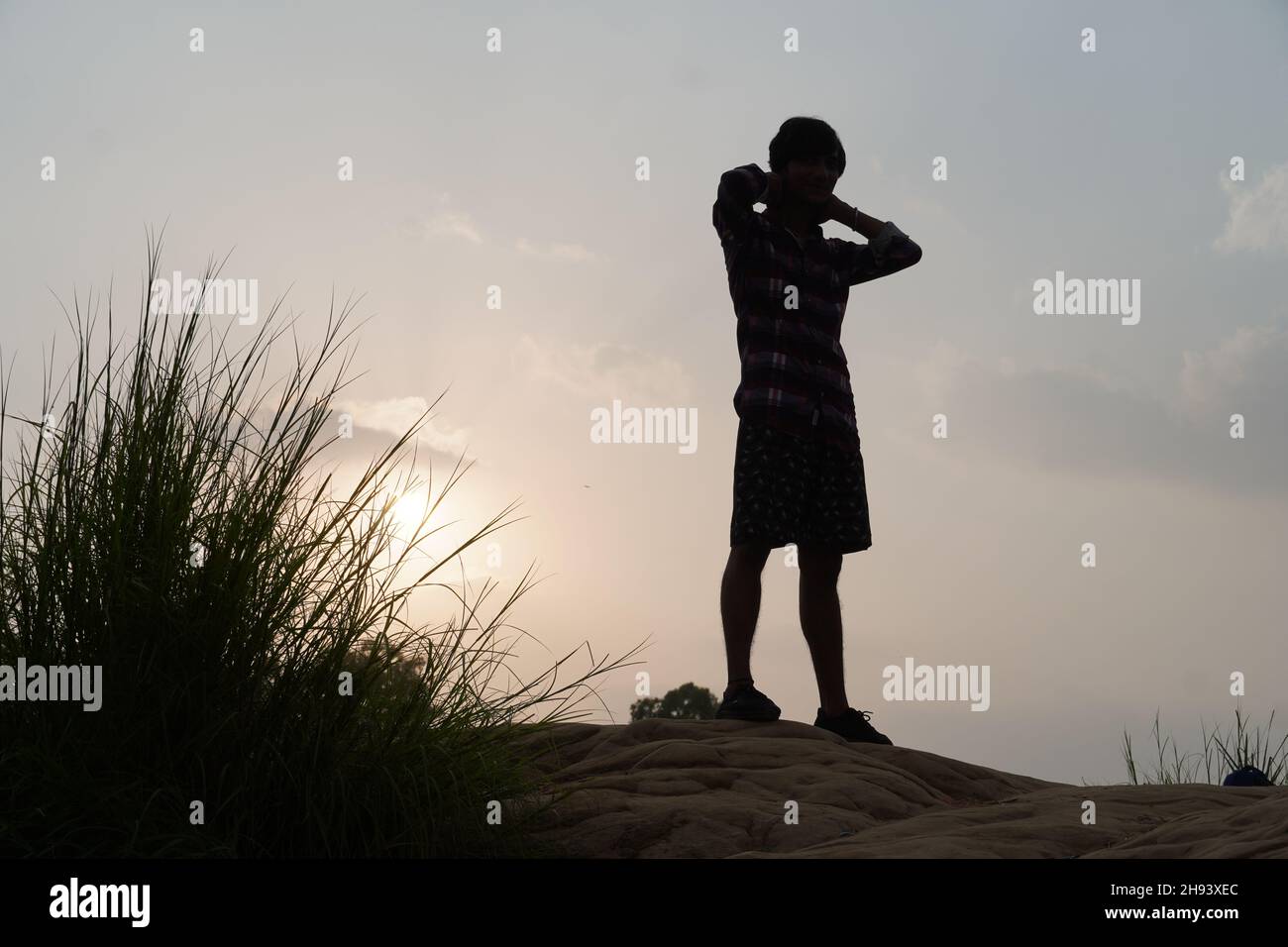 hombre por la noche cerca del sol de pie Foto de stock