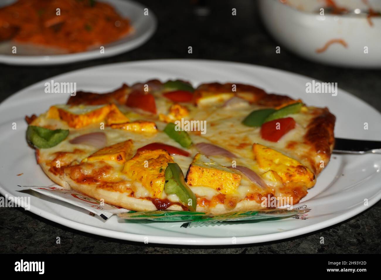 pizza con placa de imágenes en rodajas Foto de stock