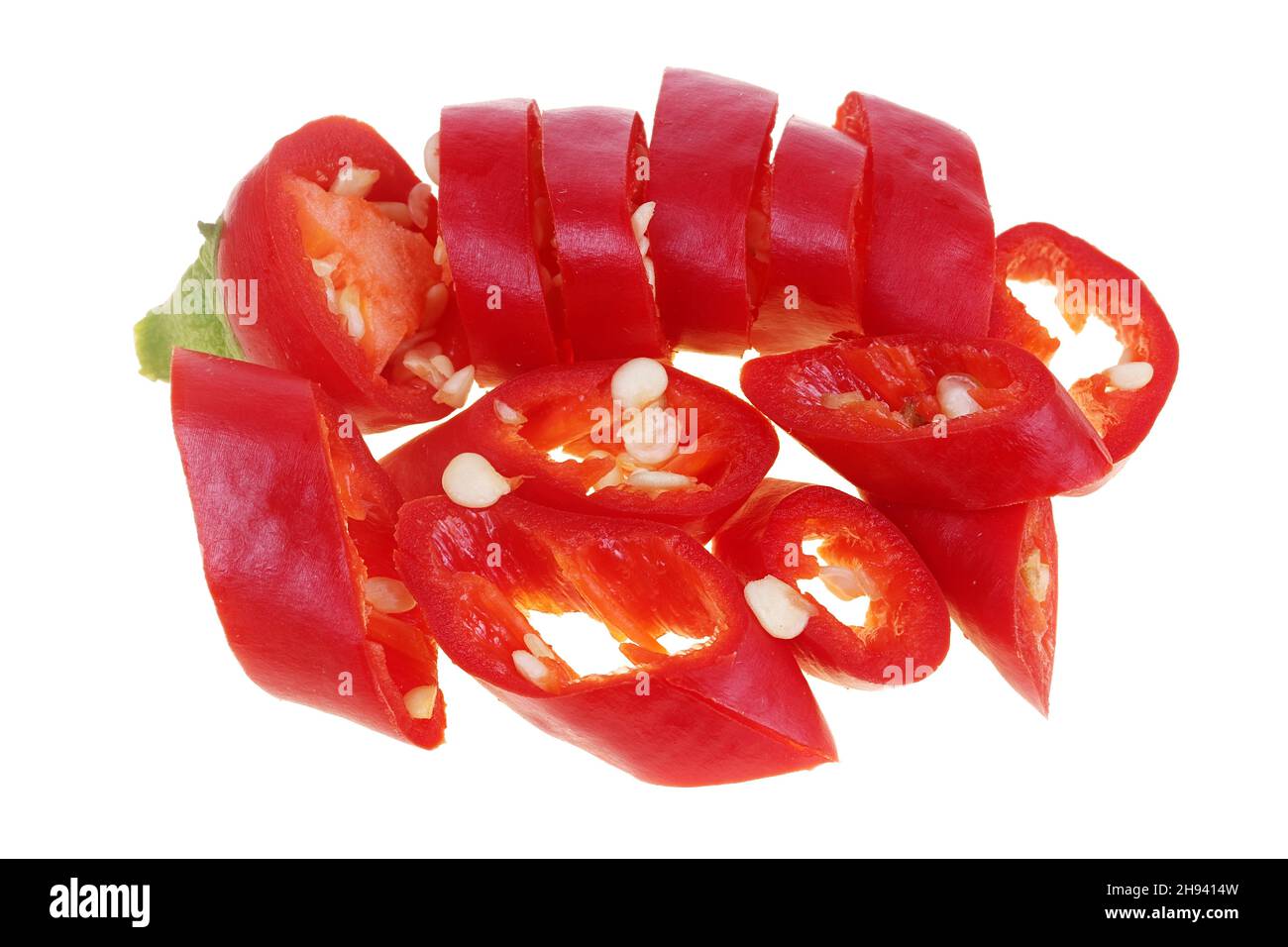 Pila de pimientos picados de chile rojo . Aislado en blanco macro-estudio Foto de stock