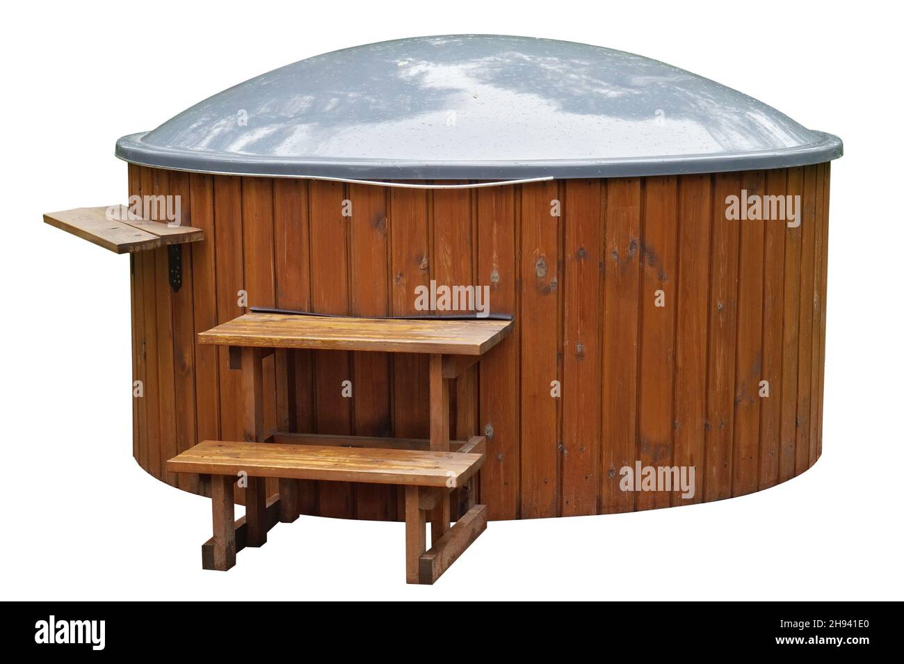 Baño de estilo japonés - barril de madera con agua caliente. Aislado sobre blanco Foto de stock