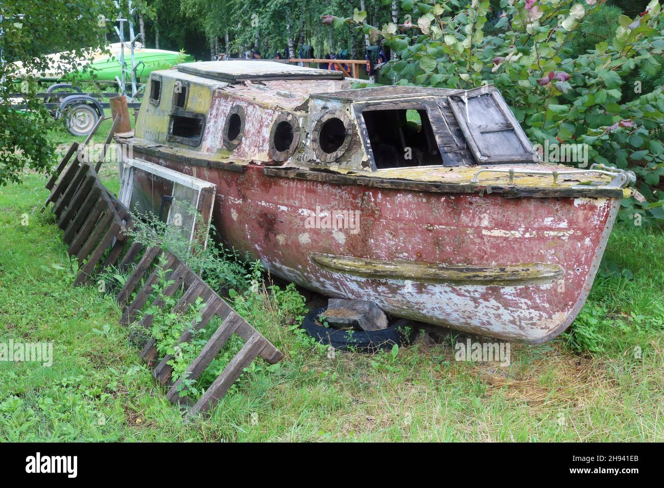 Antiguo barco de pesca de madera se pudre en la orilla Foto de stock