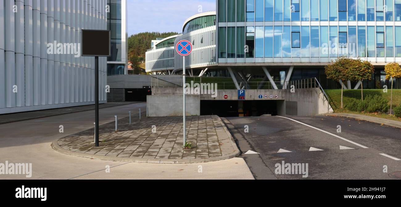 Moderno aparcamiento urbano en la ciudad de negocios Foto de stock