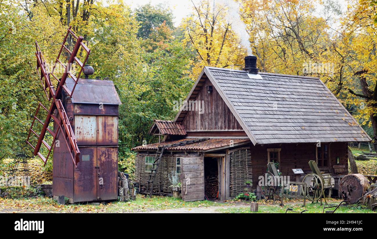 VILNIUS, LITUANIA - 10 DE OCTUBRE de 2021: Museo nacional de un equipo agrícola retro, herramientas y edificios en el territorio de un viejo viento rural Foto de stock
