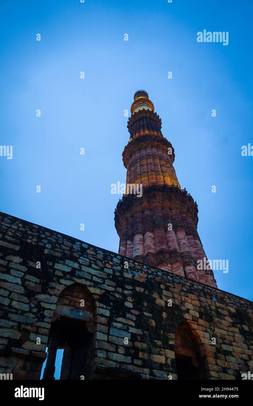 Vista nocturna de la imagen de Qutub Minar- Qutab Minar Road, Delhi Foto de stock
