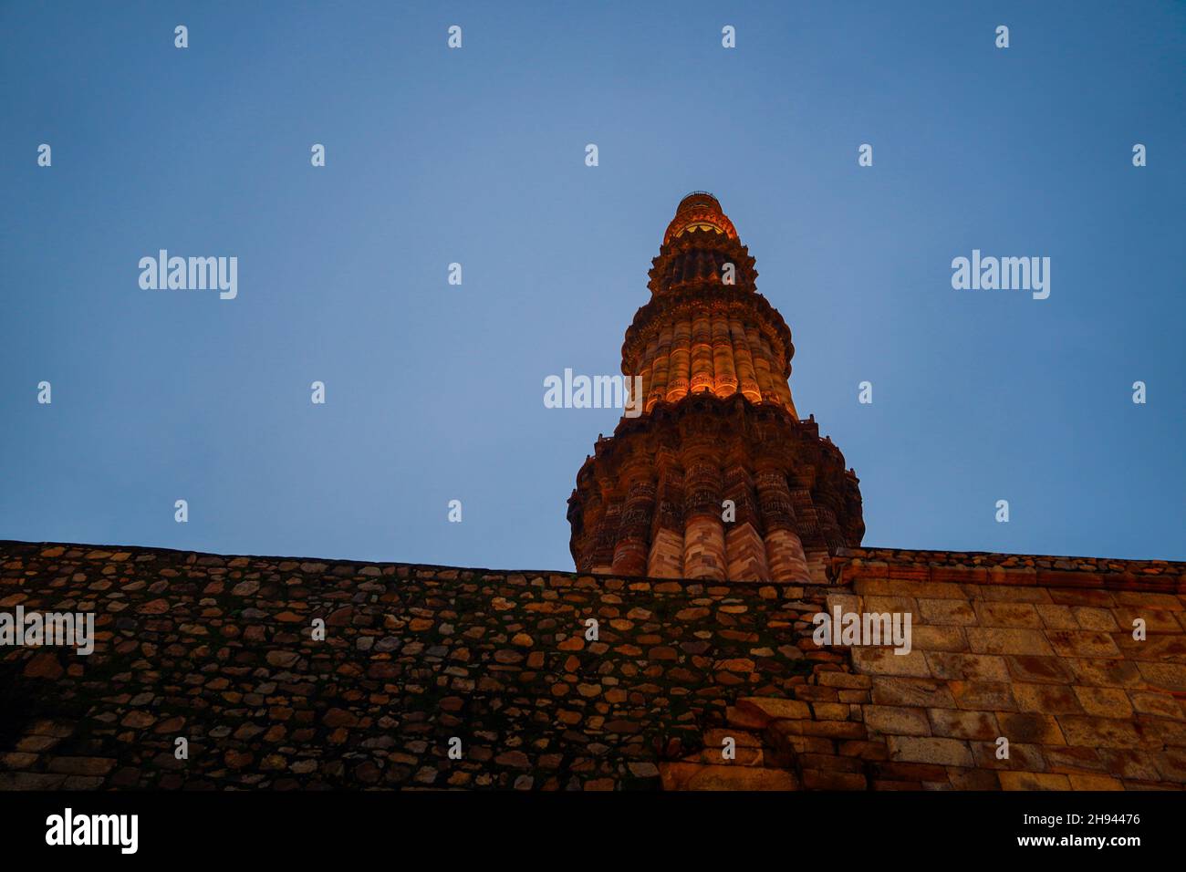 Vista nocturna de la imagen de Qutub Minar- Qutab Minar Road, Delhi Foto de stock