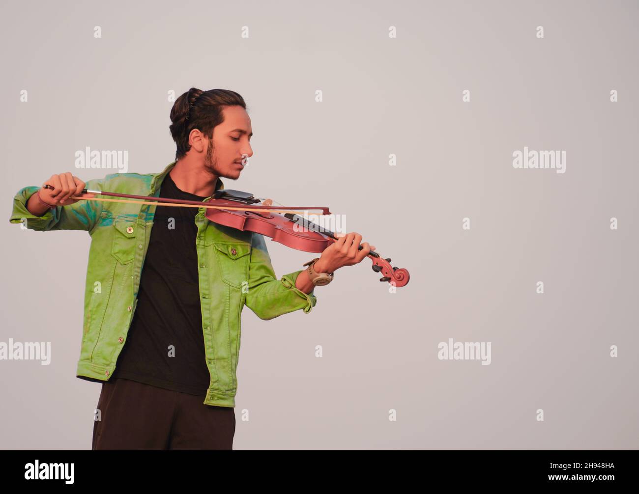 músico tocando violín. Concepto de música y tono musical. Imágenes del hombre músico Foto de stock