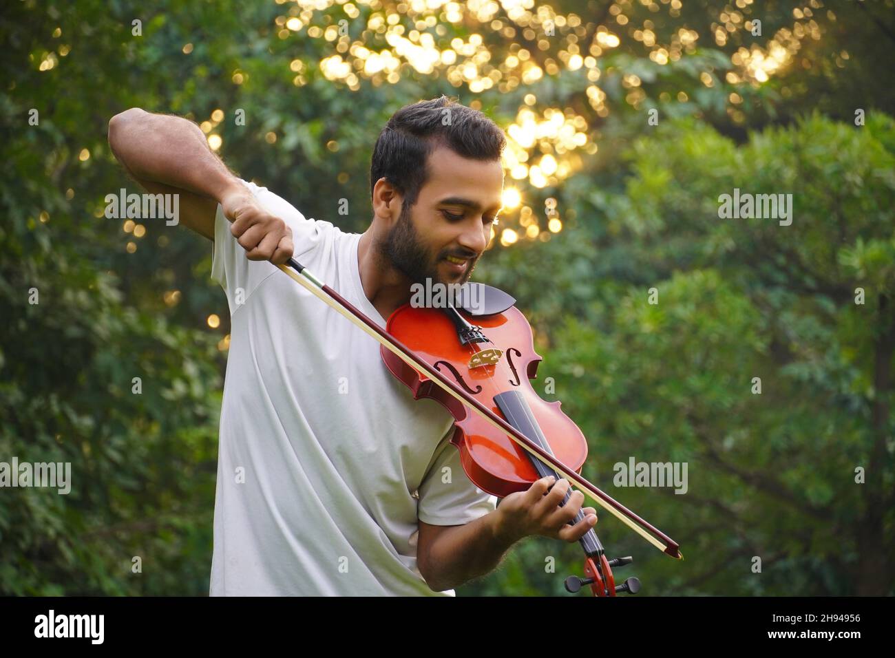 Imagen del violín, músico tocando violín. Por la mañana Concepto musical y musical. Foto de stock