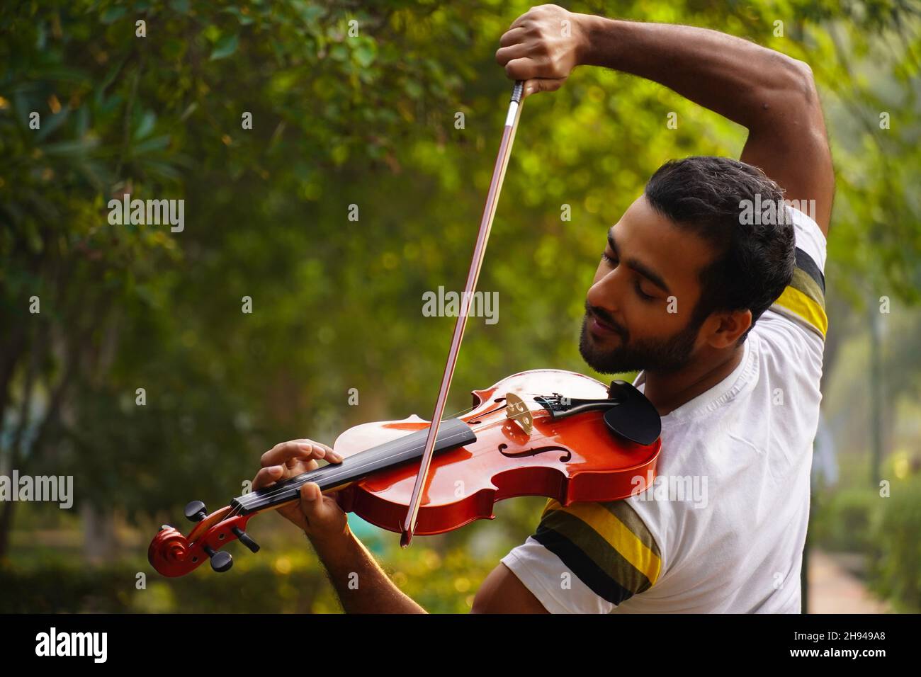 músico tocando violín. Concepto de música y tono musical. Foto de stock