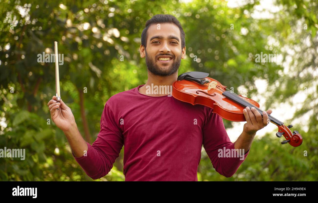 Imágenes del violín Concepto musical y musical. Imágenes del hombre músico Foto de stock