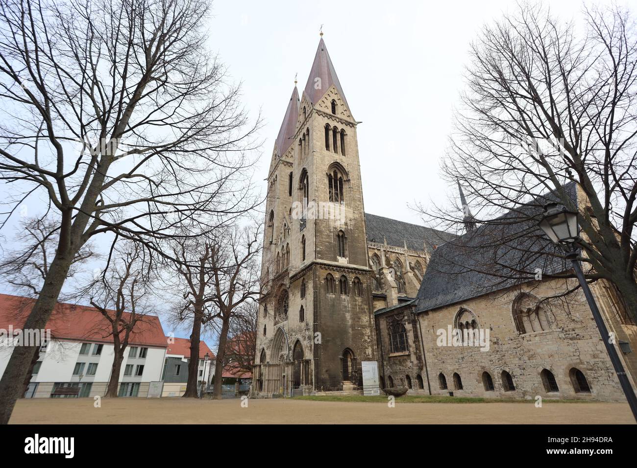 Halberstadt, Alemania. 04th de Dic de 2021. Vista de la Catedral de Halberstadt. Una reliquia, con un dedo momificado que se dice que es de San Nicolás, está en una sala de exhibición del tesoro de la Catedral de Halberstadt. El objeto religioso ha estado en el tesoro de la catedral desde el siglo 13th con un magnífico relicario de brazos entre el cristal de roca, oro y piedras preciosas. Crédito: Matthias Bein/dpa-Zentralbild/dpa/Alamy Live News Foto de stock