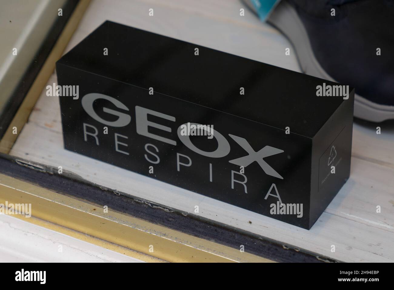 Burdeos , Aquitania Francia - 10 25 2021 : Geox zapatos tienda firma texto  y logotipo de marca de la tienda para el calzado italiano Fotografía de  stock - Alamy