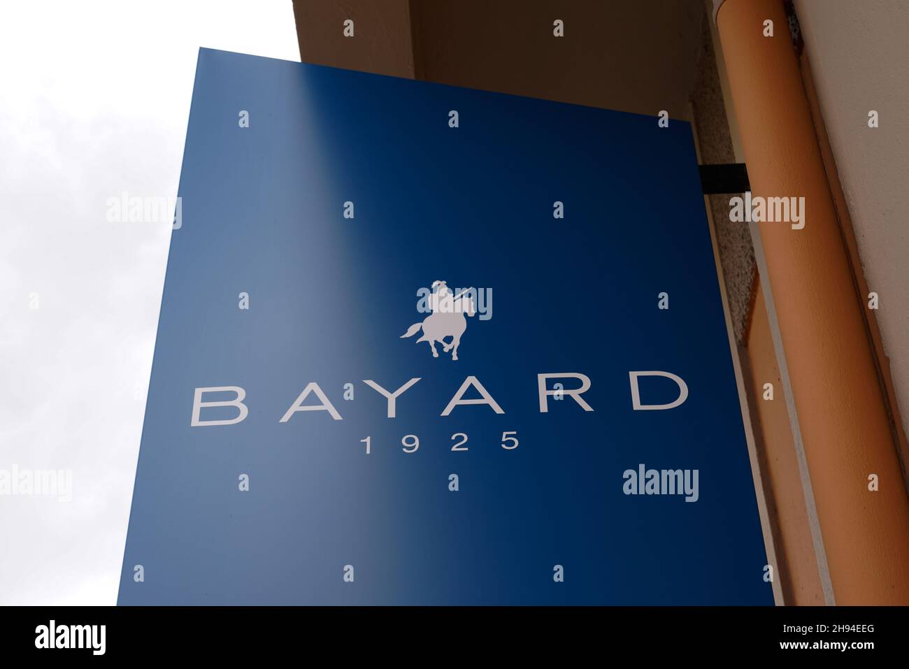 Burdeos , Aquitaine Francia - 10 25 2021 : Bayard logo texto arena marca de  fábrica en la tienda especializada en hombres moda ropa de moda de lujo  Fotografía de stock - Alamy