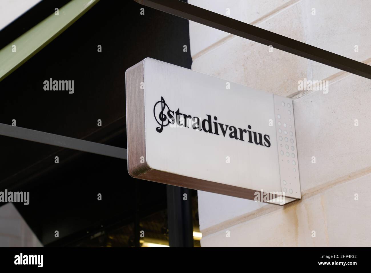 Burdeos , Aquitaine Francia - 10 25 2021 : Stradivarius logo signo de la  marca de texto de la tienda de ropa españa moda Fotografía de stock - Alamy