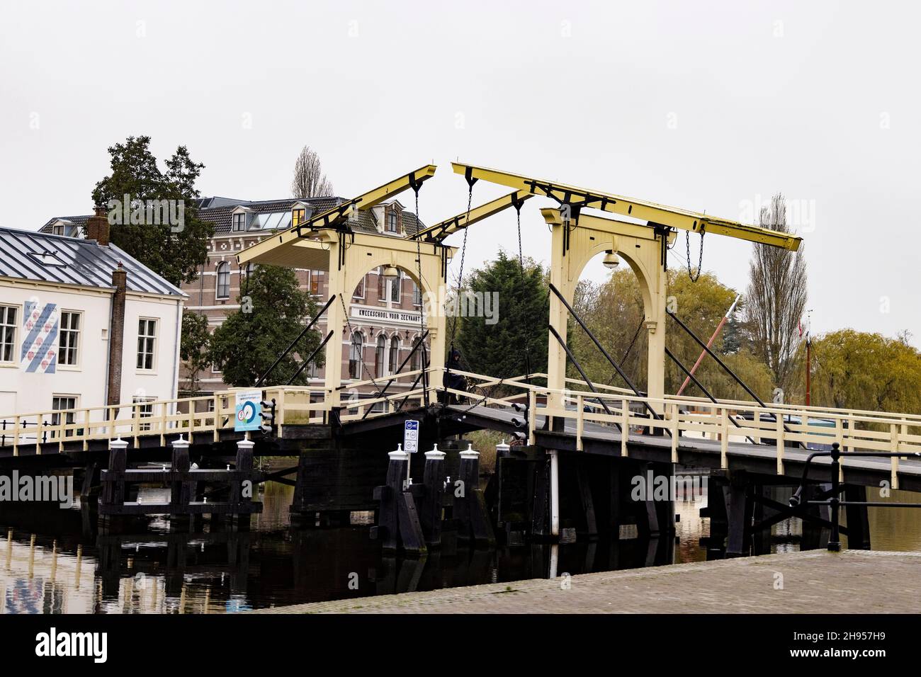El Rembrandtbrug (puente de Rembrandt) es un puente levadizo sobre las aguas del río Rin en Leiden, Países Bajos. Foto de stock