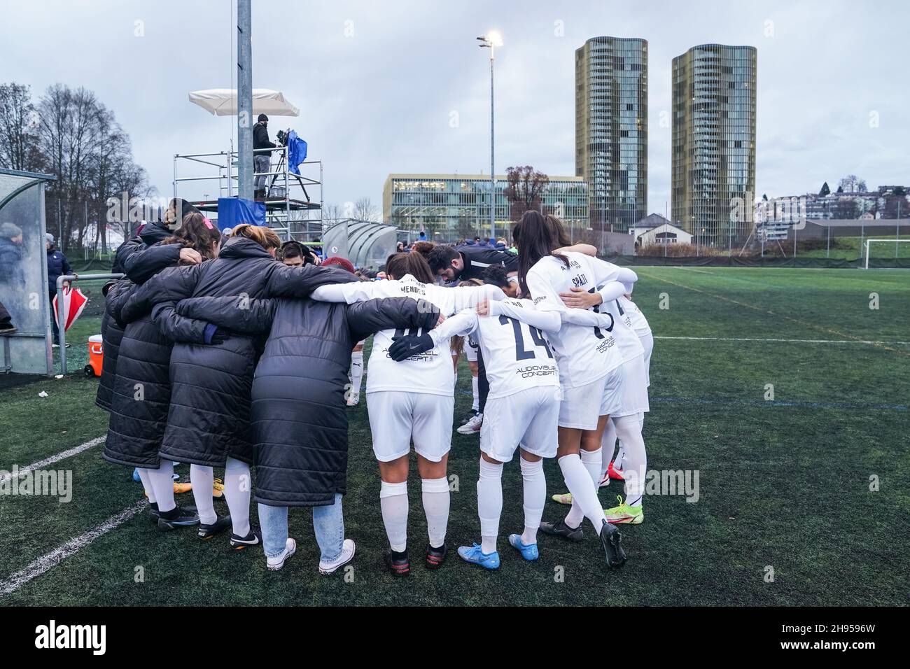 04.12.2021, Lucerna, Sportanlagen Allmend, AXA Super Liga Femenina: FC Luzern - Servette FC Chenois Feminin, Servette antes del juego (Foto de Daniela Porcelli/Just Pictures/Sipa USA) Foto de stock