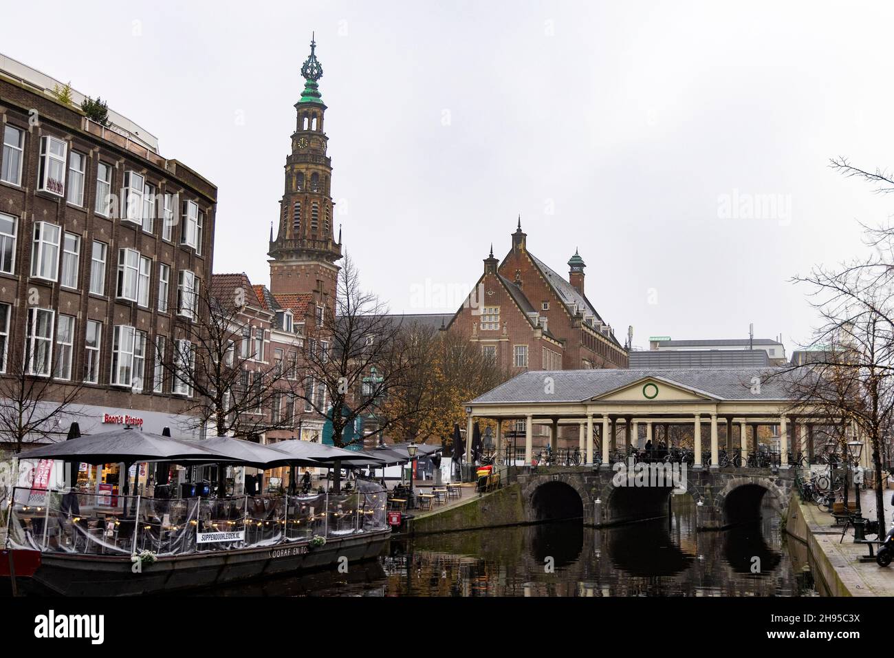 El Koornbrug (puente de maíz) y el ayuntamiento en el Nieuwe Rijn en Leiden, Países Bajos. Foto de stock