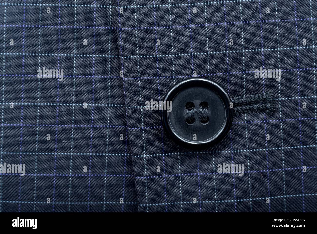 Un botón en el primer plano de un traje de hombre. Elemento de ropa de hombre. Botones Foto de stock