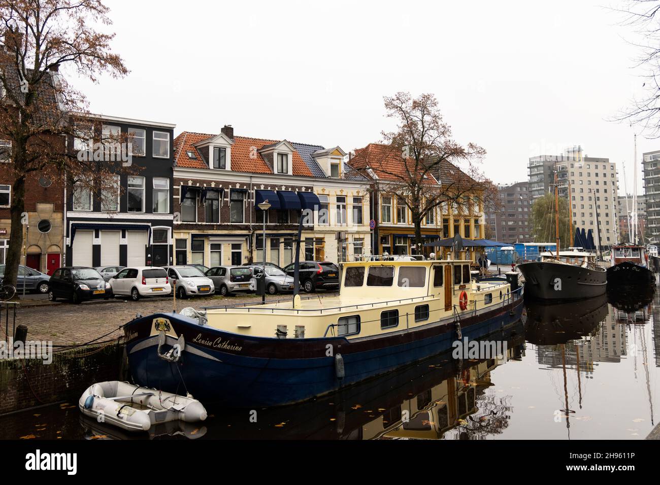 Mirando al otro lado del canal hacia las tiendas y restaurantes en Schuitendiep desde Winschoterkade cerca de Oosterhaven en Groningen, Holanda. Foto de stock
