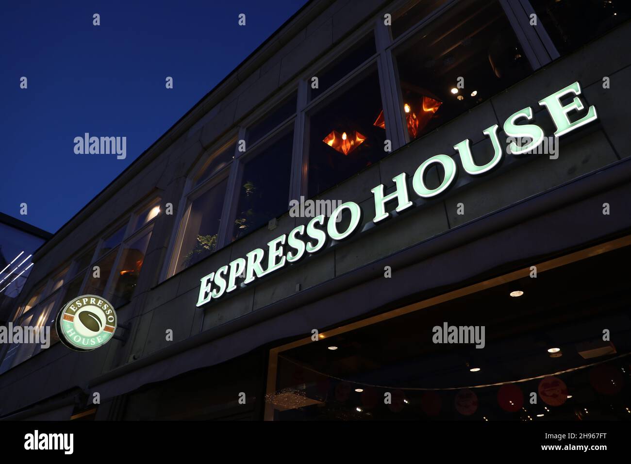 Señales y símbolos en la ciudad de Uppsala, Suecia. Café espresso house en el centro de la