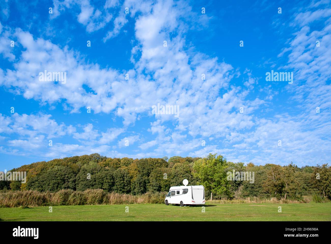 Wohnmobil auf einem Campingplatz Foto de stock