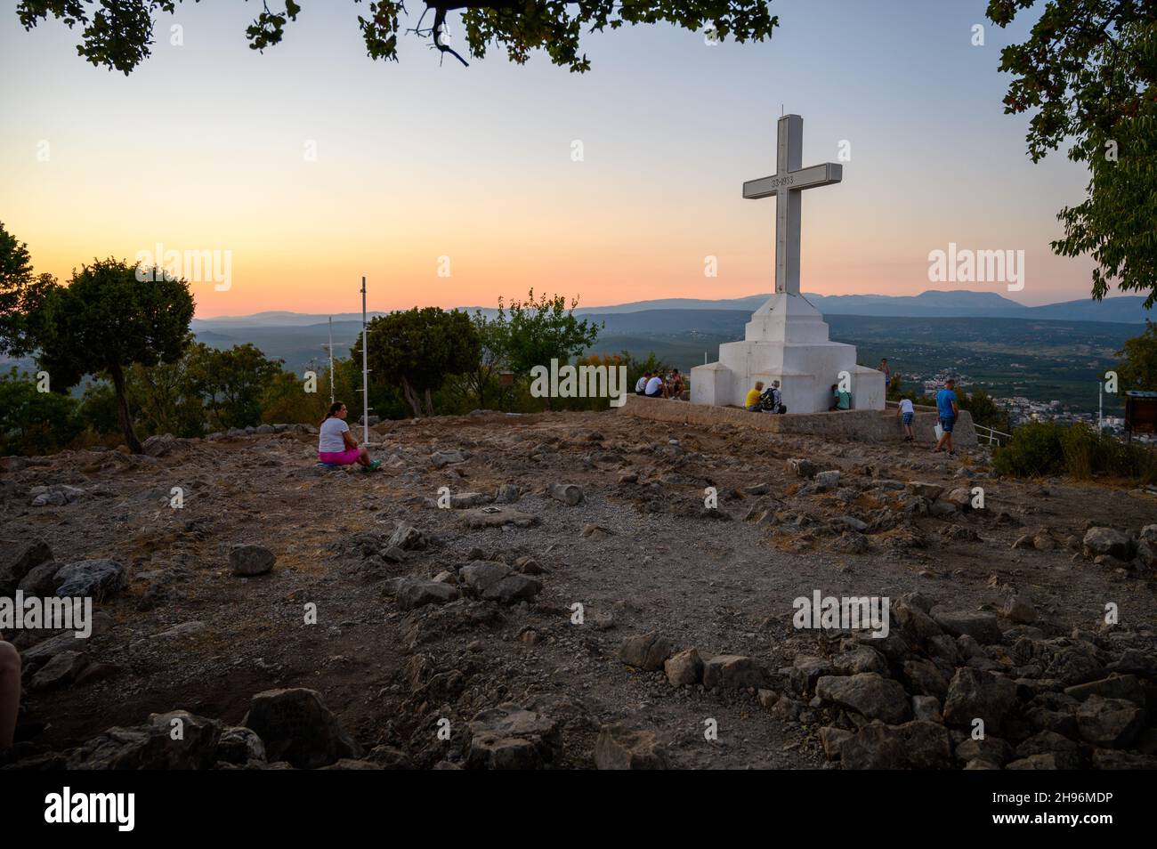 La cruz blanca en la cima de Krizevac (Cross Mountain) en Medjugorje
