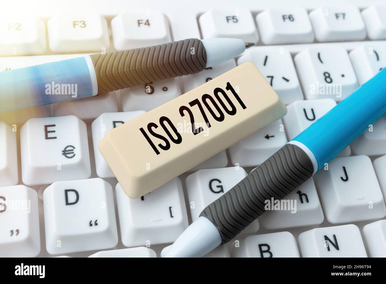 Señal que muestra ISO 27001. Concepto Significado de la especificación para un sistema de gestión de seguridad de la información Edición de archivos de Internet, Filtrado de foros en línea Foto de stock