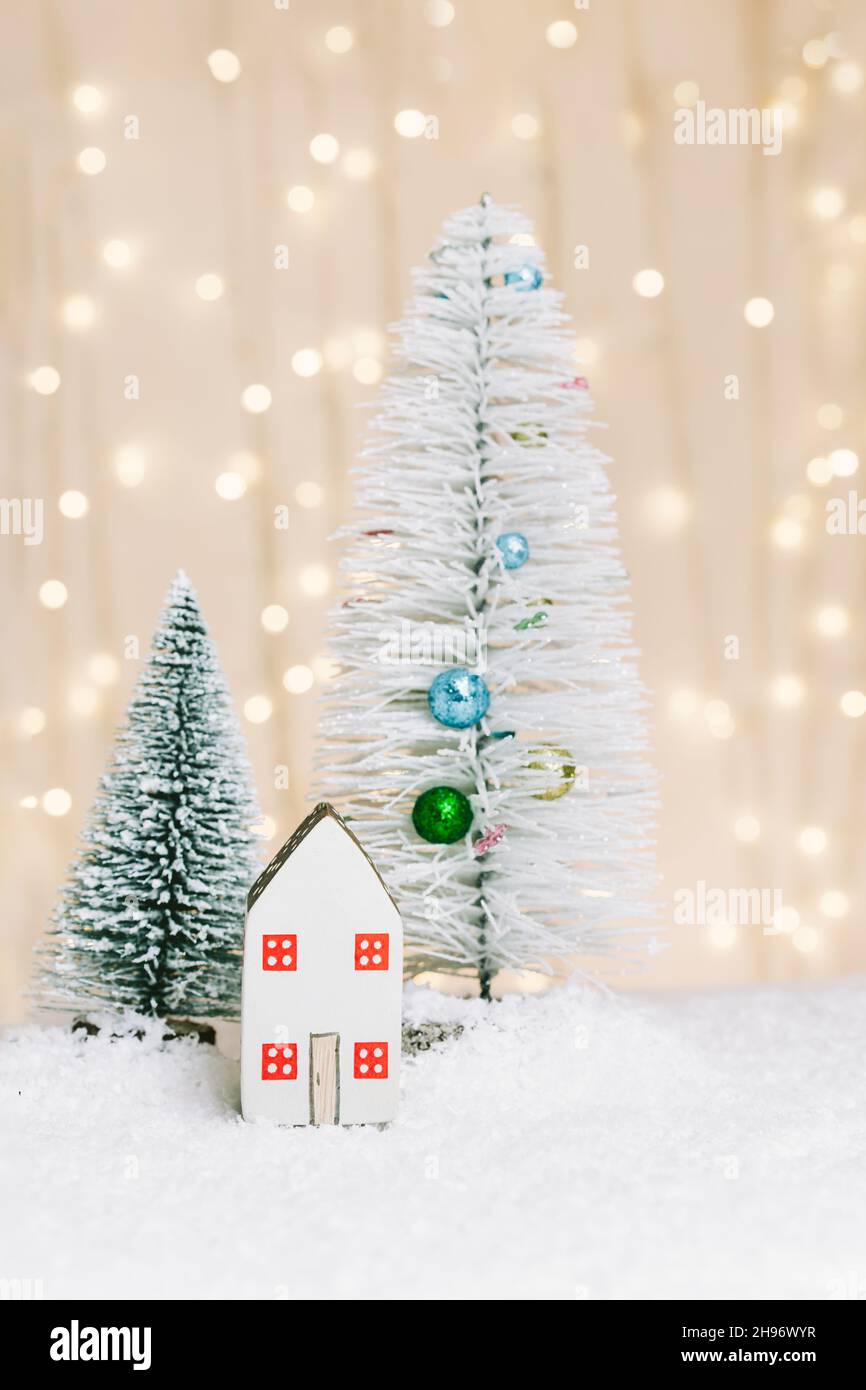 Casa de muñecas en miniatura medio Efecto Nieve árbol De Navidad 