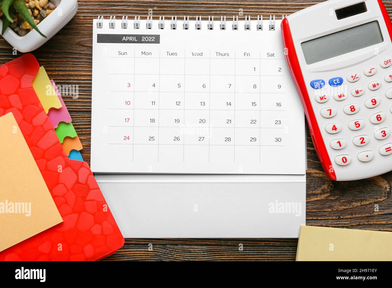 Calendario de papel para el 2022 de abril, cuaderno, casa y calculadora  sobre fondo de madera, primer plano Fotografía de stock - Alamy