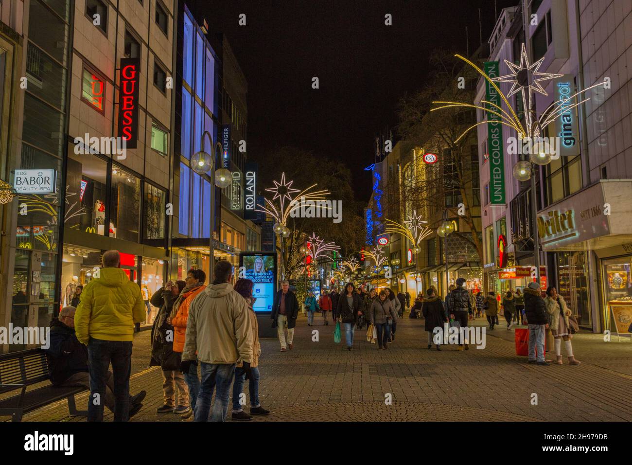 Vista nocturna de la calle comercial Schildergasse en el centro de Colonia, Alemania. Foto de stock