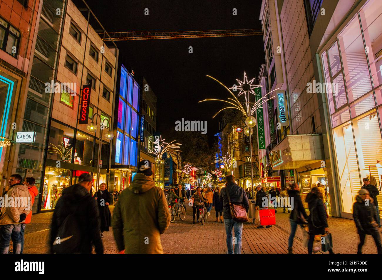 Vista nocturna de la calle comercial Schildergasse en el centro de Colonia, Alemania. Foto de stock
