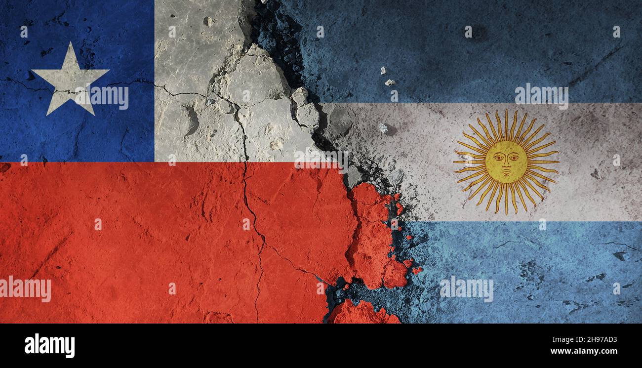 Chile vs Argentina bandera en un fondo áspero. Fondo roto y agrietado Fotografía de stock Alamy