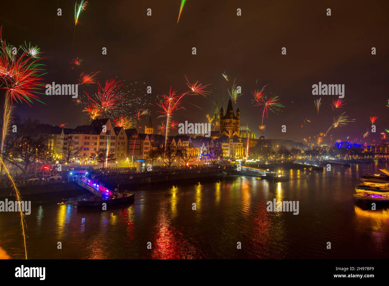 Fuegos artificiales sobre el río Rin y la catedral de Colonia, celebración del Año Nuevo en Colonia, Alemania. Foto de stock