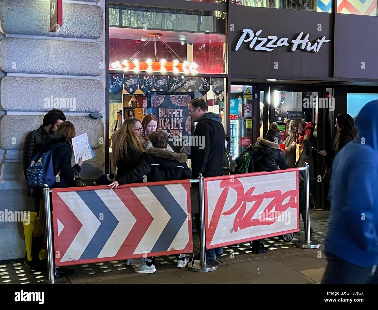 La gente se encuentra frente a Pizza Hut en Regent Street, cerca de
