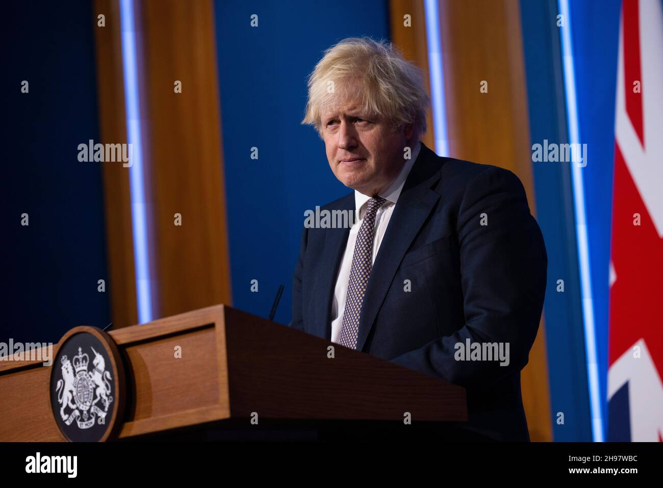 LONDRES, INGLATERRA, Reino Unido - 27 de noviembre de 2021 - El Primer Ministro británico Boris Johnson celebra la conferencia de prensa de Covid-19 junto con Chris Whitty, Jefe Médico de Foto de stock